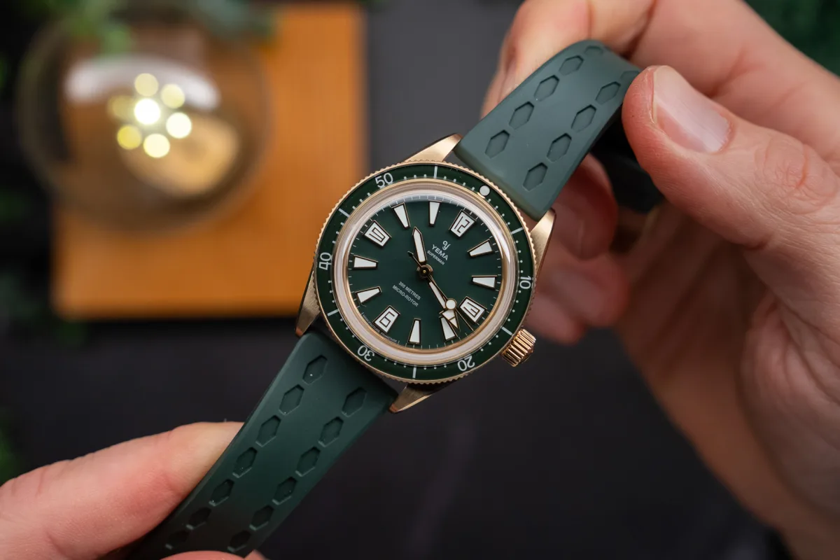 Sapphire bezel with faded ghost effect