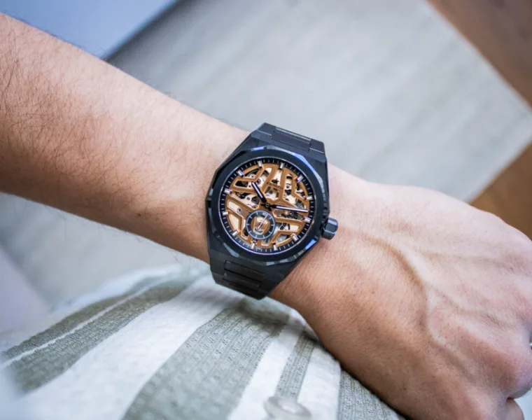 Integrated black ceramic bracelet with H-shaped links