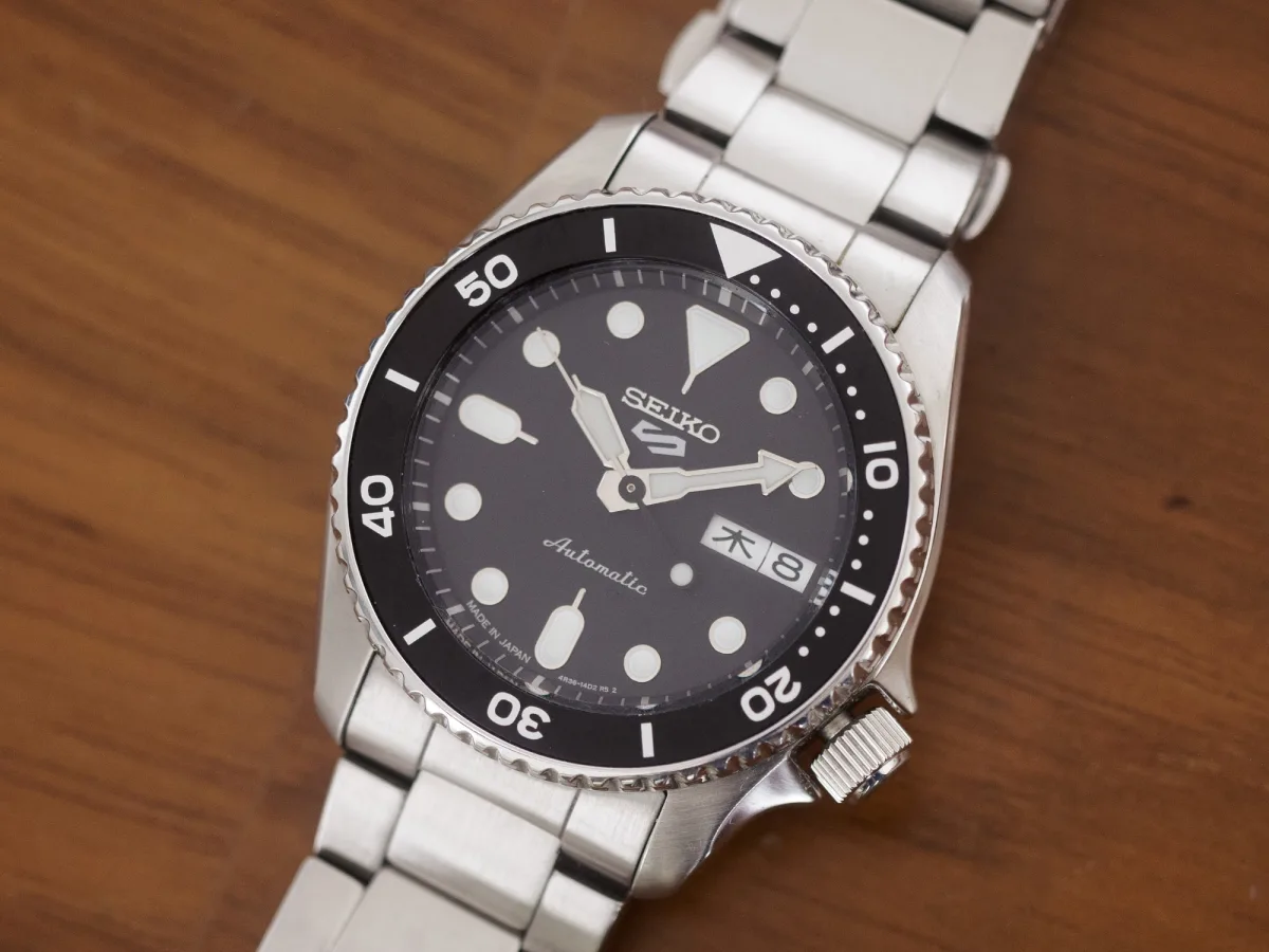 Side view of Seiko SRPK29 showing crown position