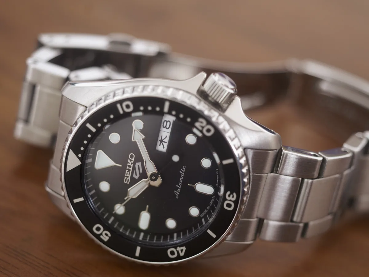 Transparent case back of Seiko SRPK29 showing movement