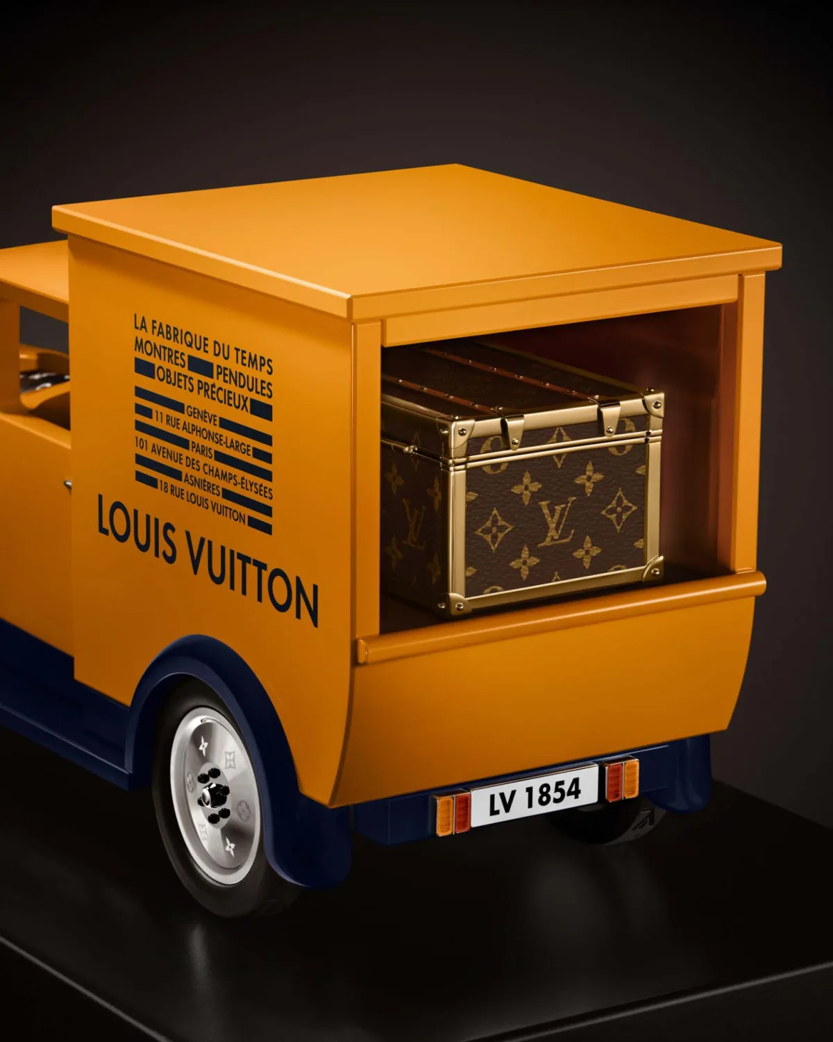 Louis Vuitton van clock showing dimensions