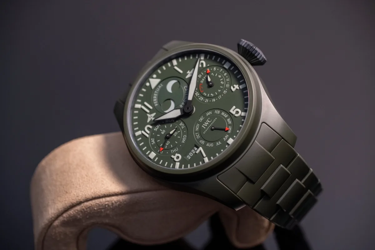 Tactile elements of a diver's watch for collectors