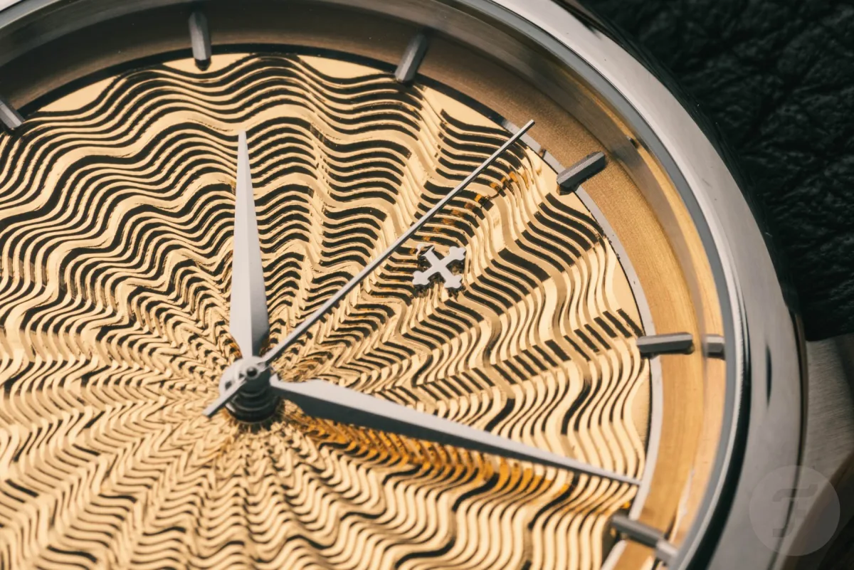 Venezianico Redentore Utopia II featuring hour markers and hands