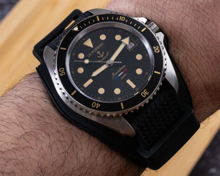 Le Forban Marseillaise watch showing bezel and case