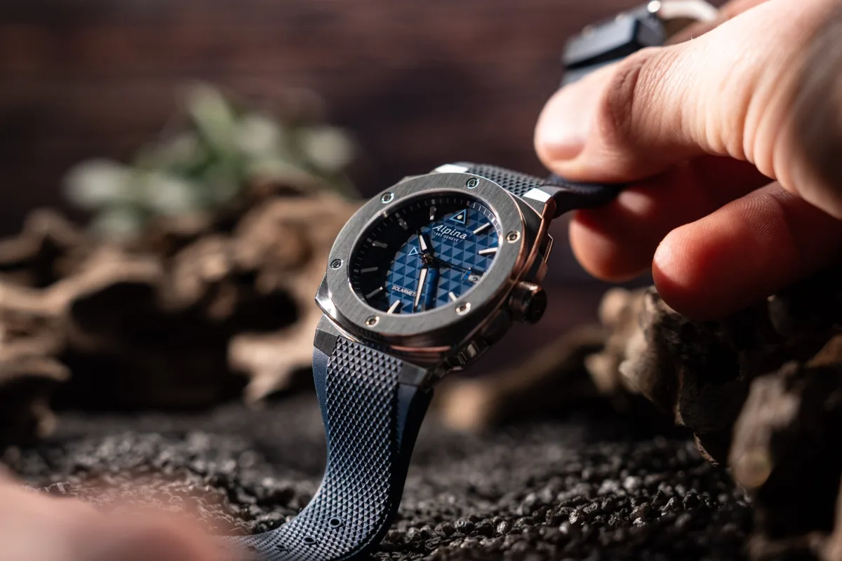 Alpina Alpiner Extreme Solarmetre dial with triangular pattern