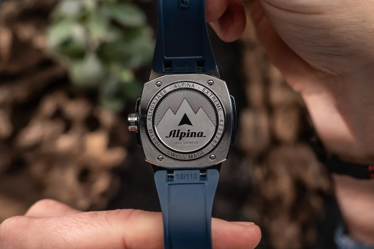 Side view of Alpina Alpiner Extreme Solarmetre case design