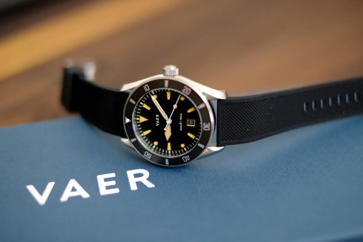 Side view of the Vaer DS2 Arctic showing case thickness