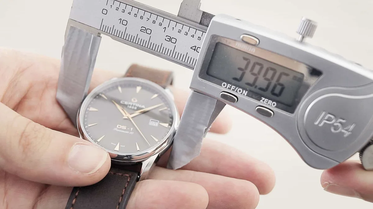 Diagram showing case sizes and wrist circumference