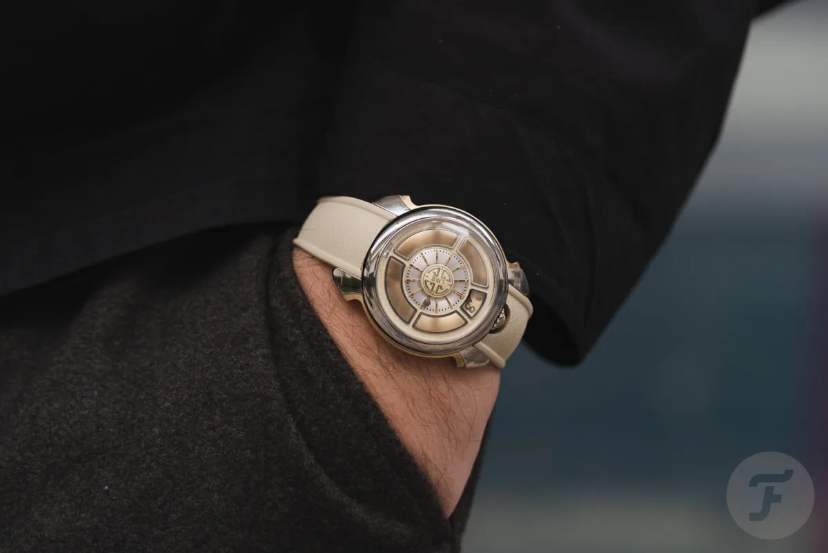 Curved lugs fitting perfectly on the wrist.