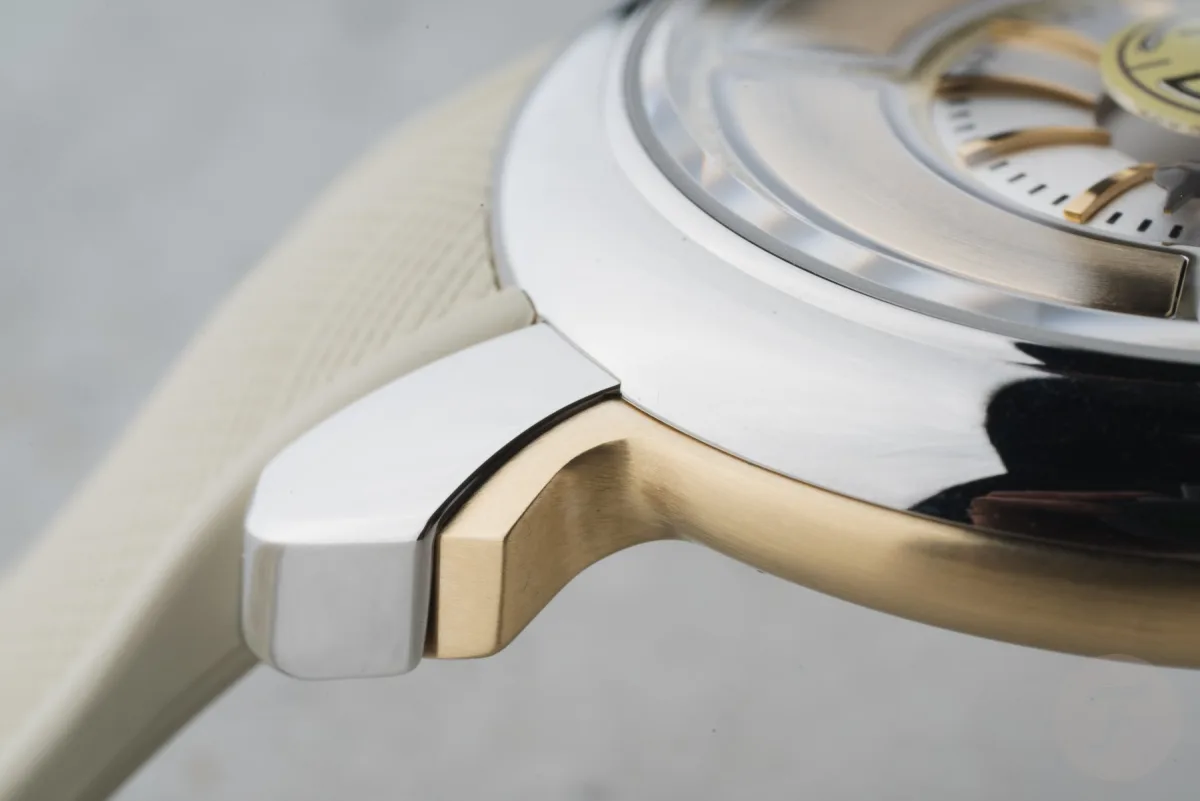 Gagà Laboratorio Labormatic with golden side panels.