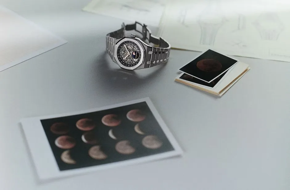 Crown positions and functionalities of the Royal Oak 26685XT