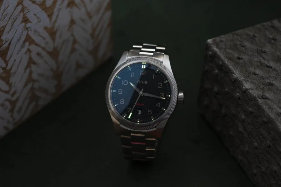 Luminescent hands and markers of Oris ProPilot Date