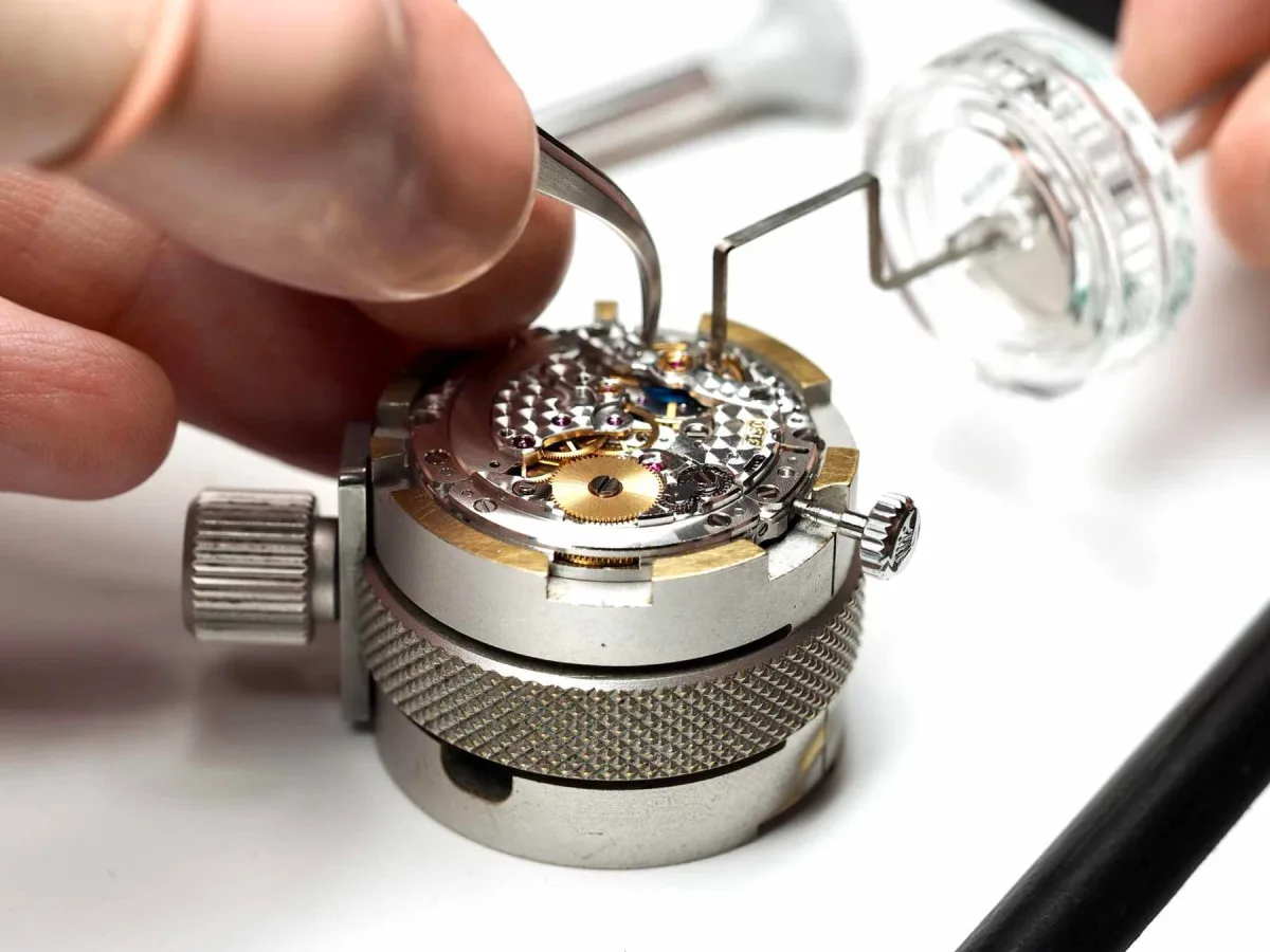 Hamilton H-10 caliber showcasing its in-group movement