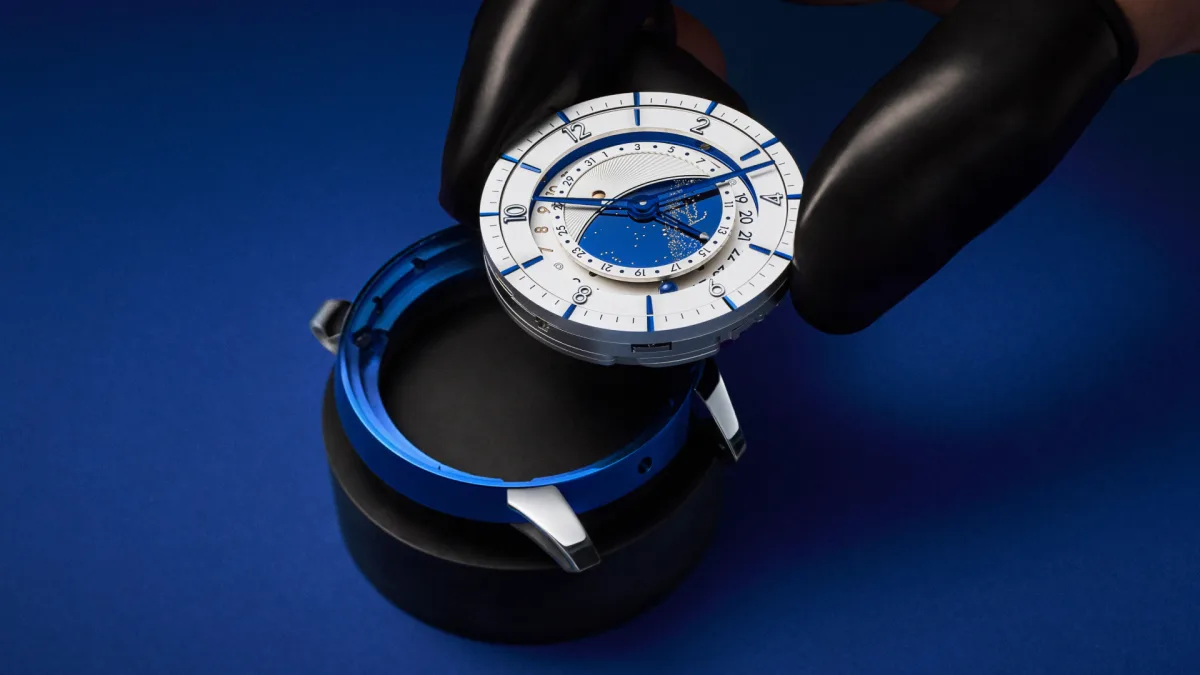 De Bethune DB2507LV caliber under sapphire case back