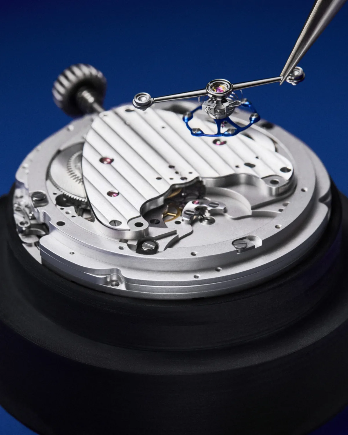 Blued titanium balance wheel with white gold inserts