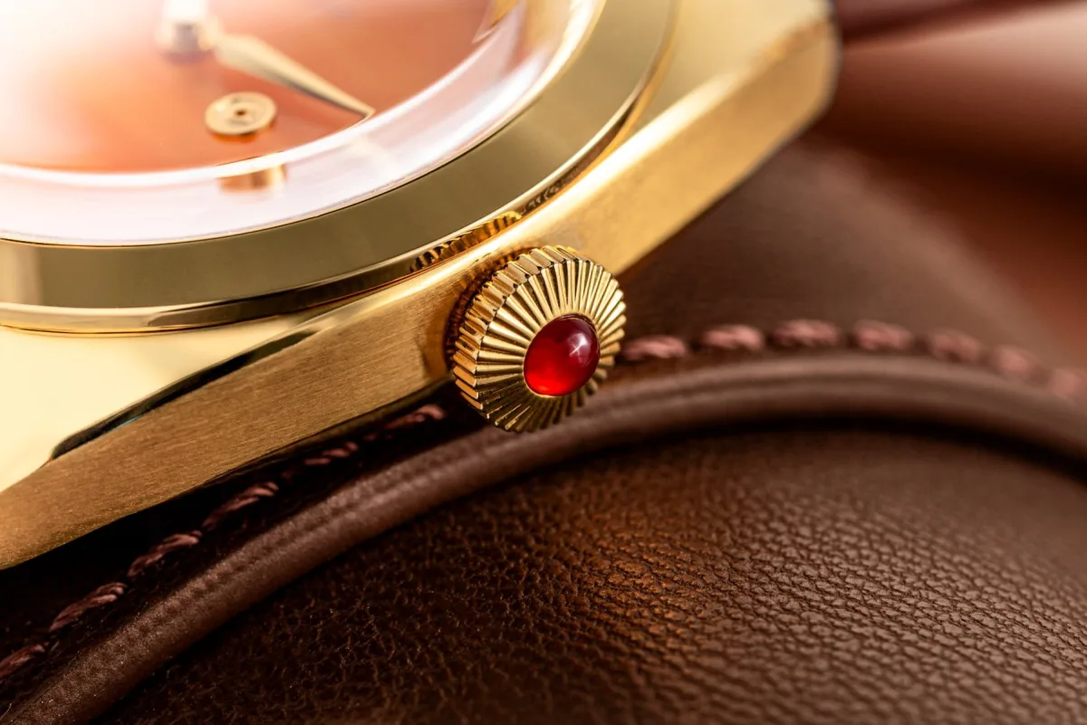 Héron Mirabel Firehorse with French Baranil leather strap
