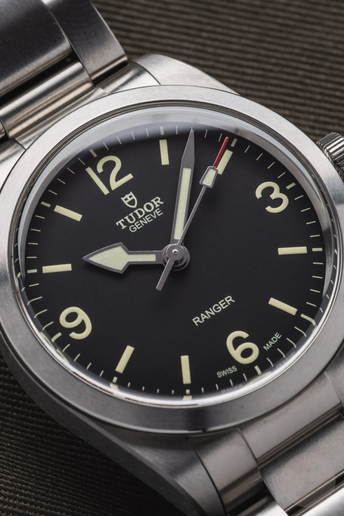 Close-up of Tudor Ranger's case edge