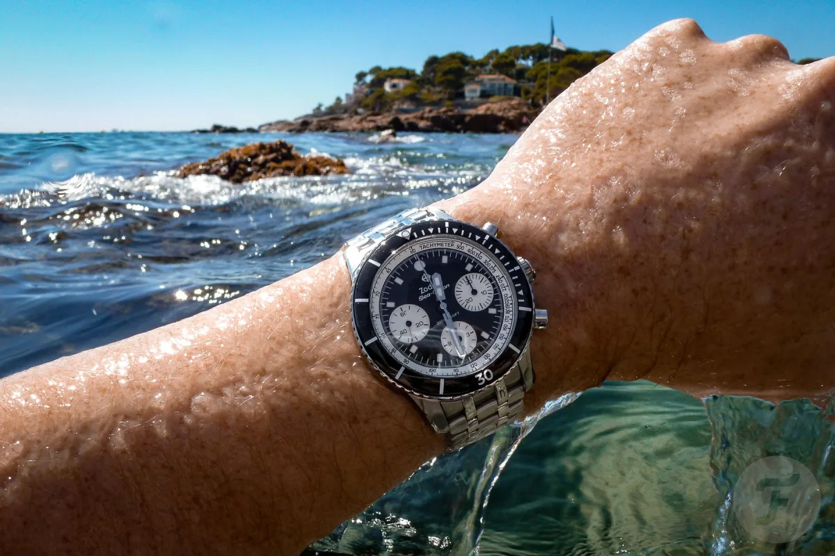 Diver watch with screw-down pushers