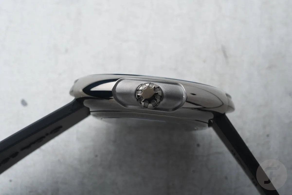Side view of CIGA Design Time Cipher with polished case