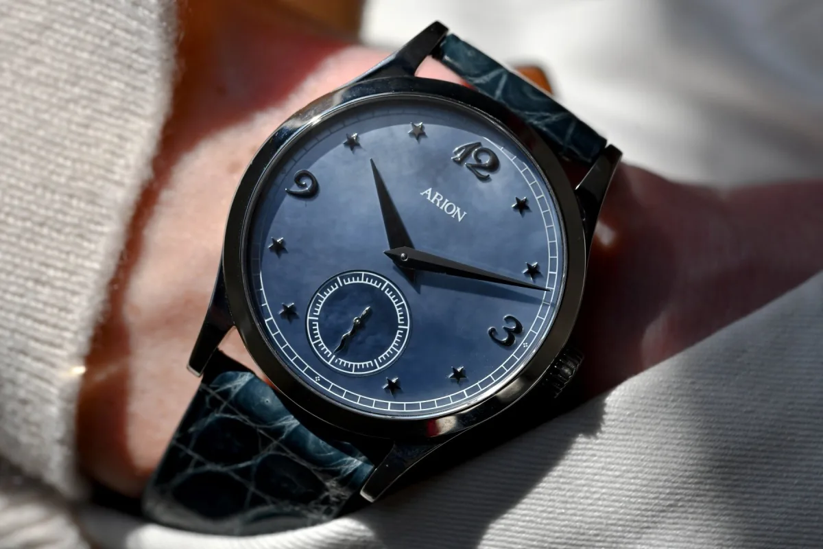 Arion Delphinus with sapphire crystal case back