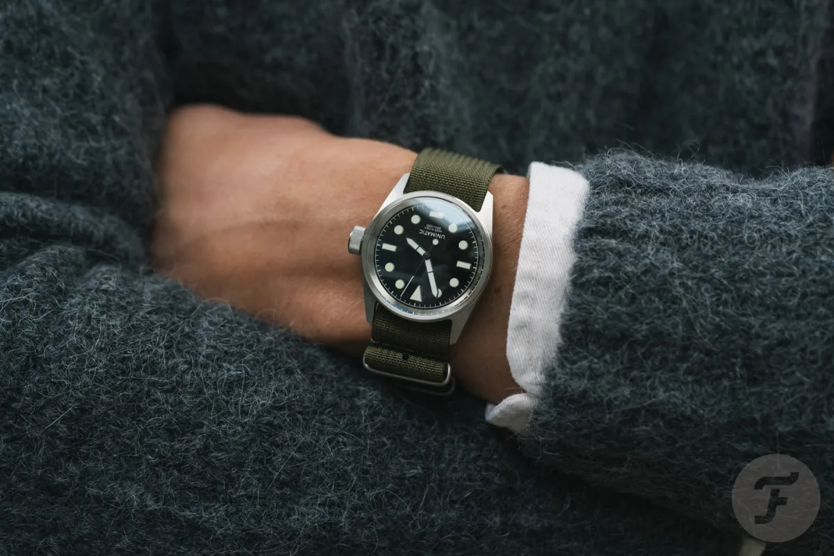 Complete view of the Unimatic Modello Cinque with leather strap