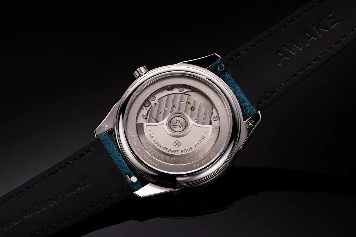 Luminescent 'coiffe' signature with Super-LumiNova