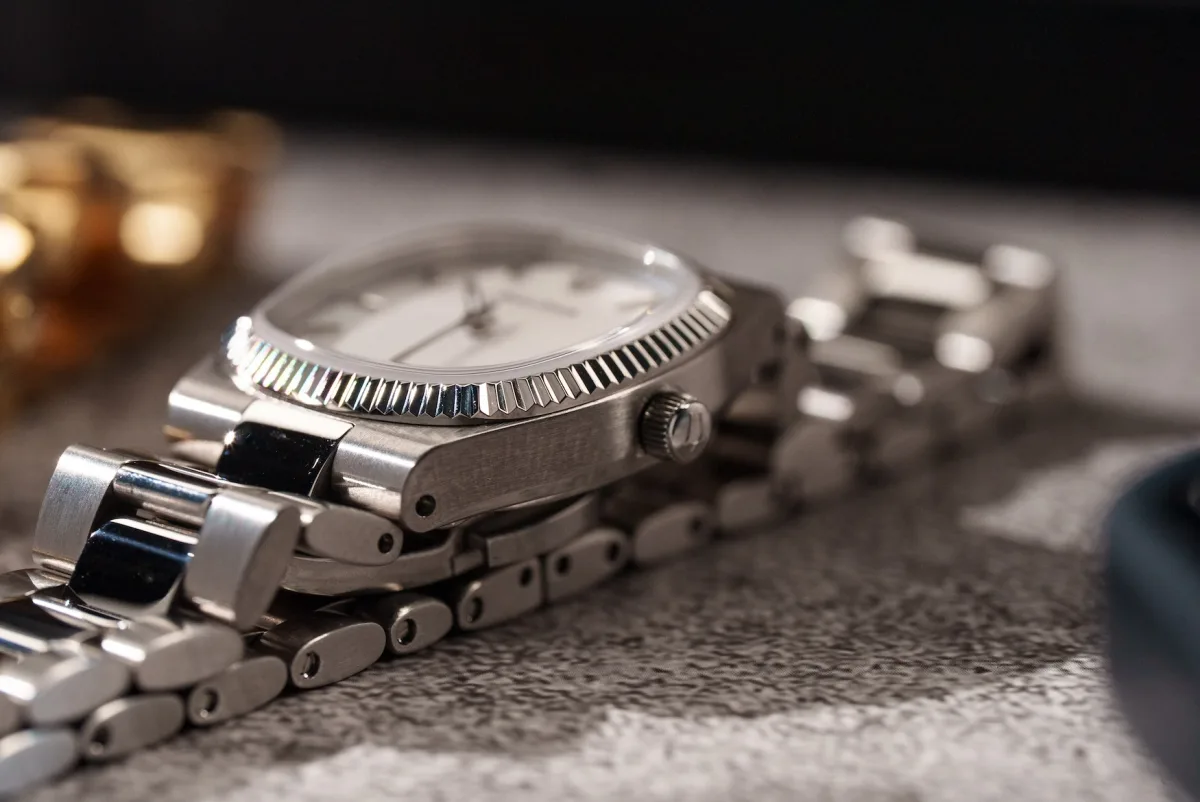 Fluted bezel on Bulova Super Seville Mini