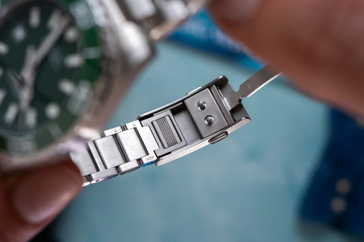 Micro-adjustment feature on Longines Hydroconquest bracelet