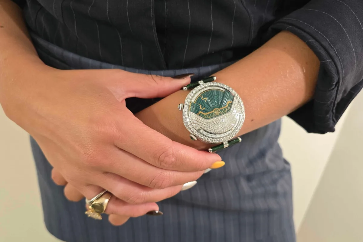 Lady Arpels Ballerine Musicale Émeraude dial detail