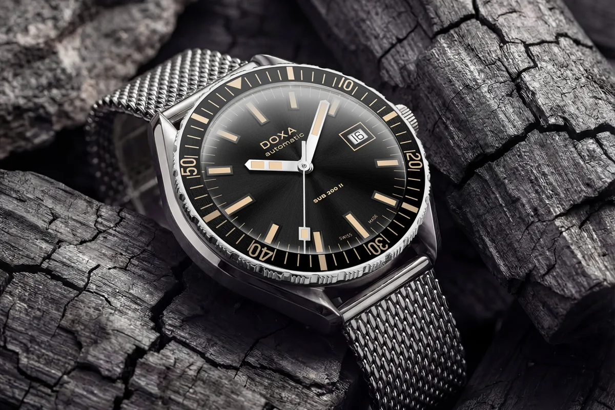 Doxa SUB 200 II sapphire glass and finishing details