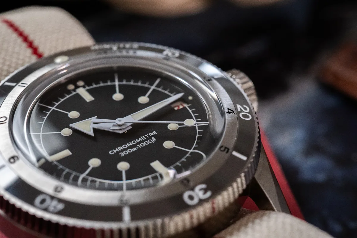 Serica Ref. 5330 design and technical specs