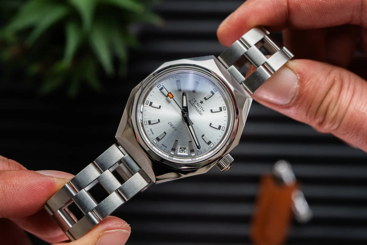 Silver dial of Defy Revival A3643
