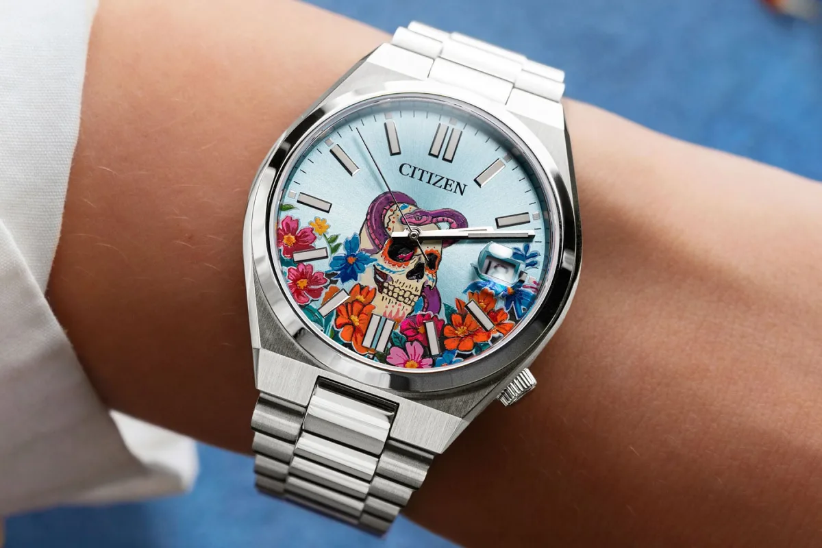 Side view of Calavera Turquesa watch highlighting case thickness