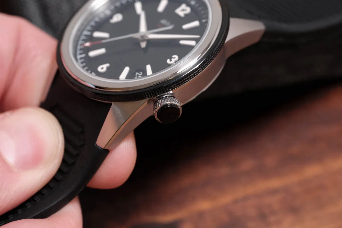 Crown and bezel of AVI-8 CVRT 3775A Night Shadow