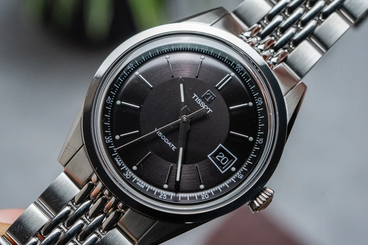 Box-shaped sapphire glass on Tissot Visodate