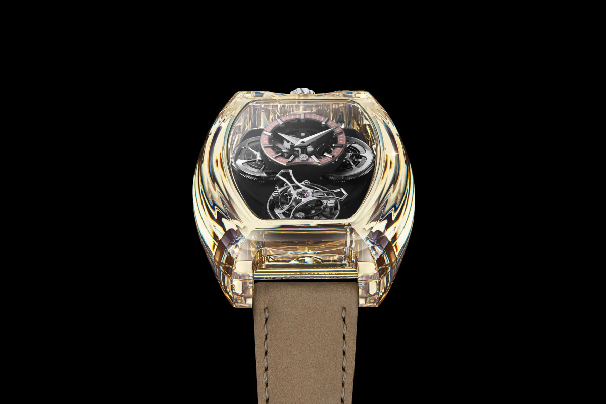 Close-up of the Curvy case with moissanite facets