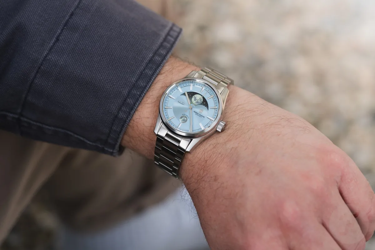 Lunør watch in dark blue and green color scheme