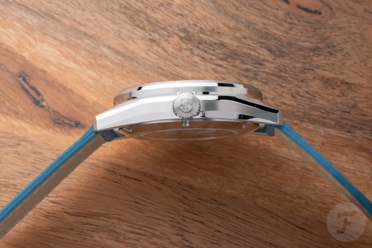 Close-up of Lunør watch case and bracelet