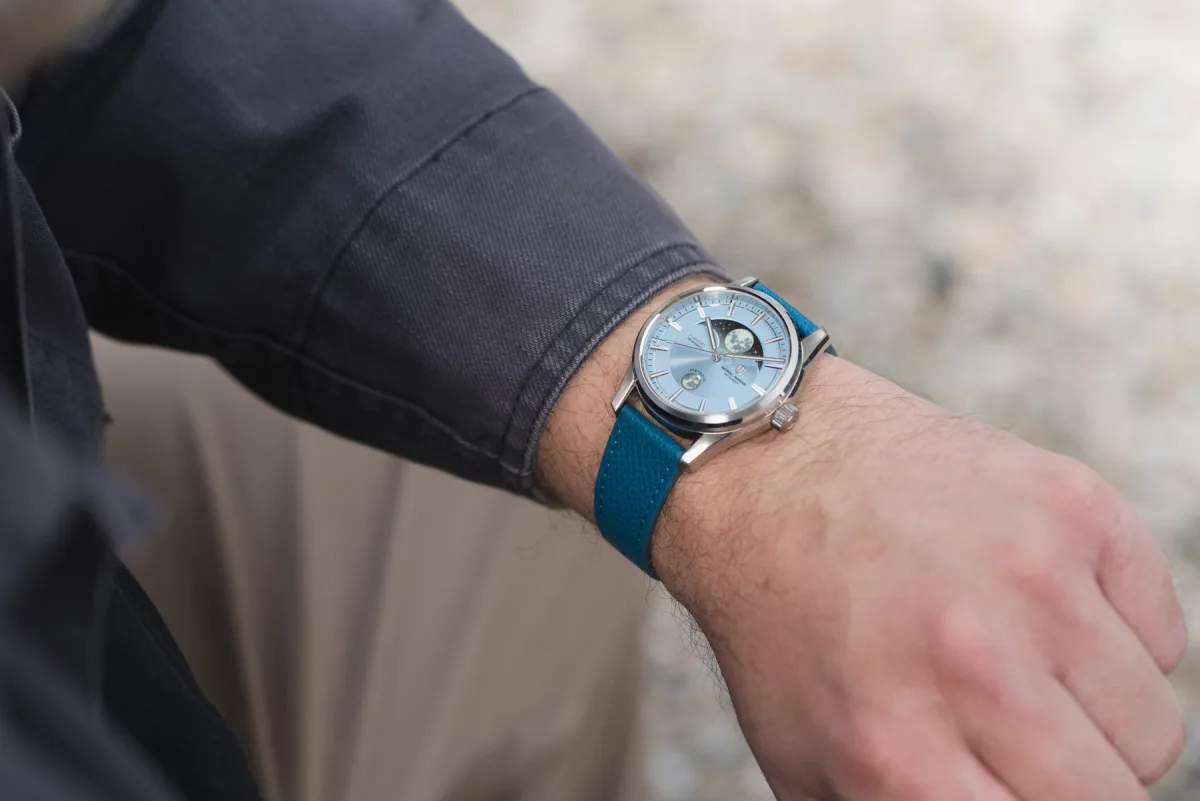 Lunør watch with matte bracelet and clasp