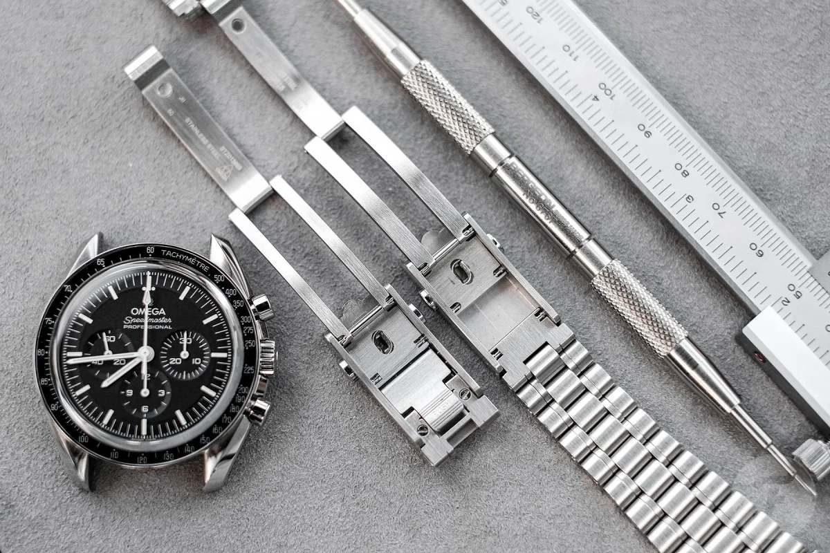 Micro-adjustment feature on Omega Speedmaster bracelet