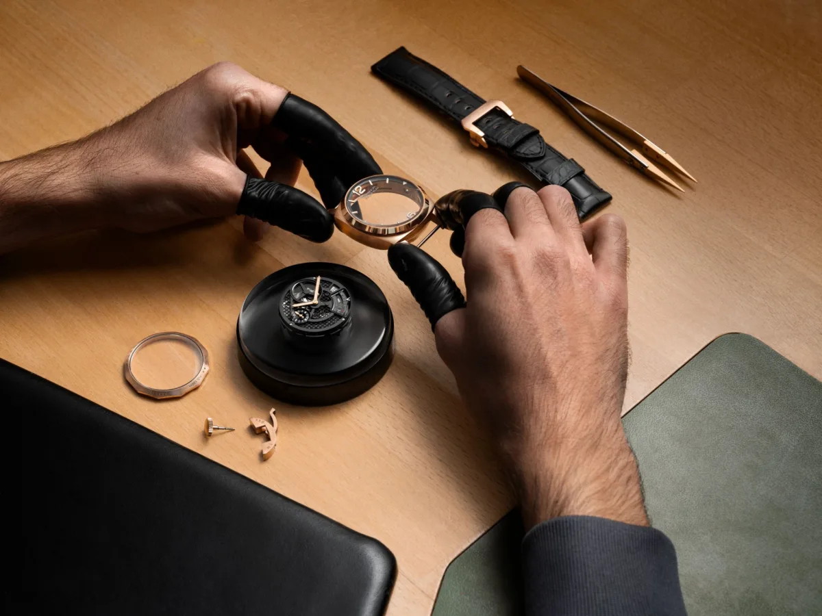 Panerai's polarized date disc technology