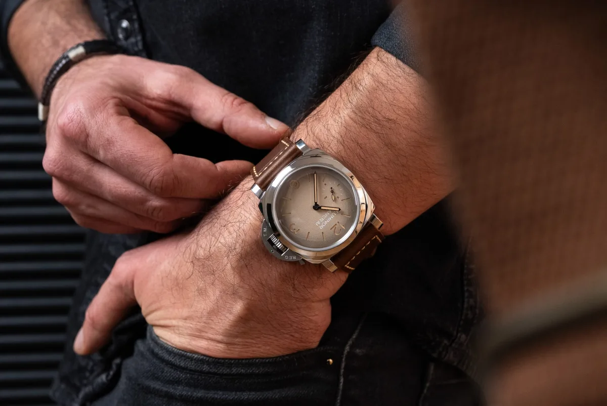 Ivory dial of the PAM01735 with tropical patina effect