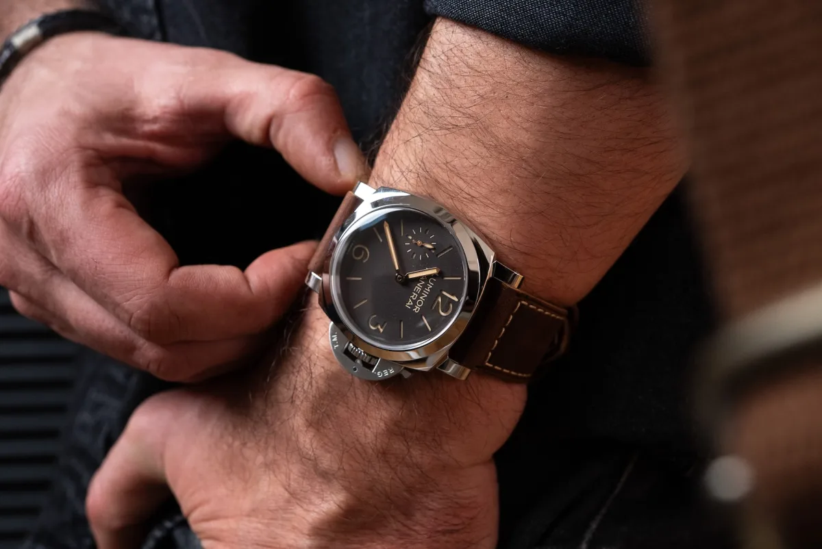 Close-up of the PAM01731's tobacco dial