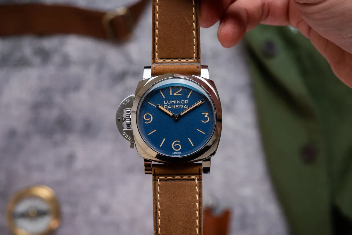 Panerai Luminor Destro PAM01732 with dark blue dial