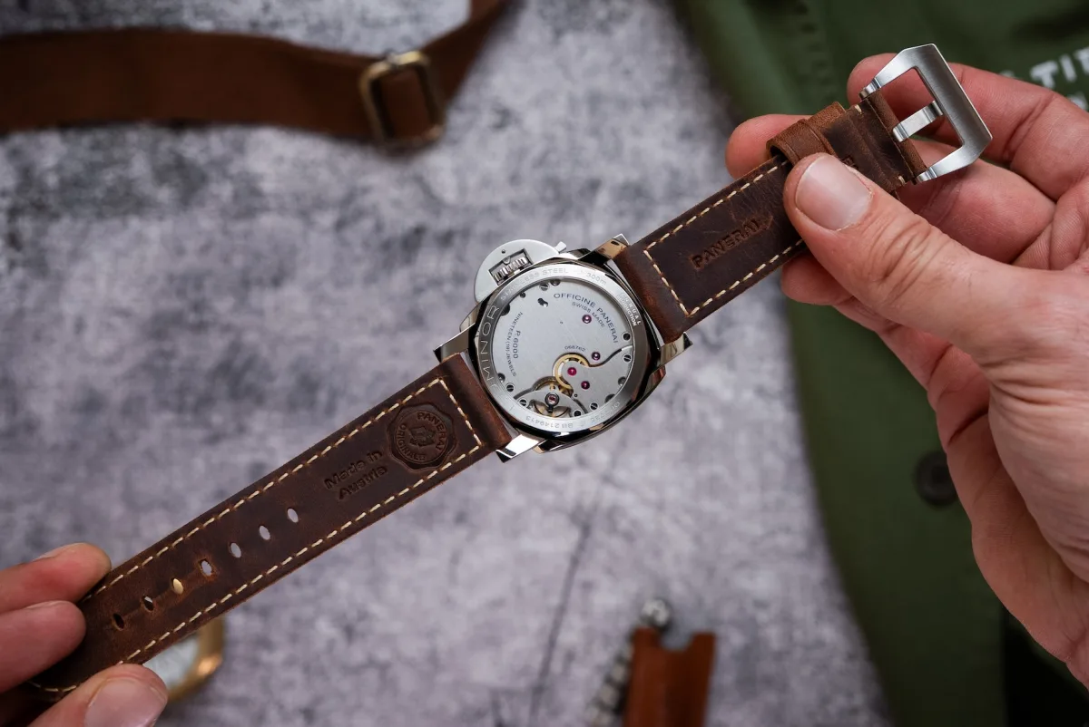 Left-handed crown of the PAM01732 model