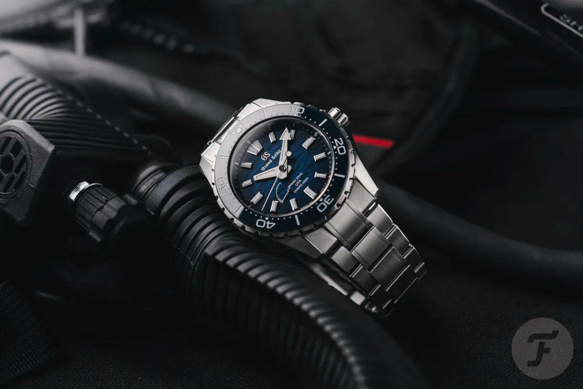 Singer Reimagined DualTrack Meridian Green and Horizon Red versions