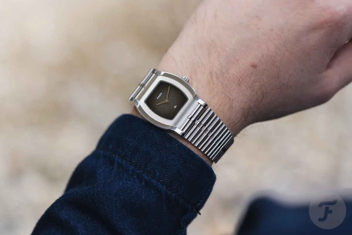 Maen Grand Tonneau Ultra-Thin in hand