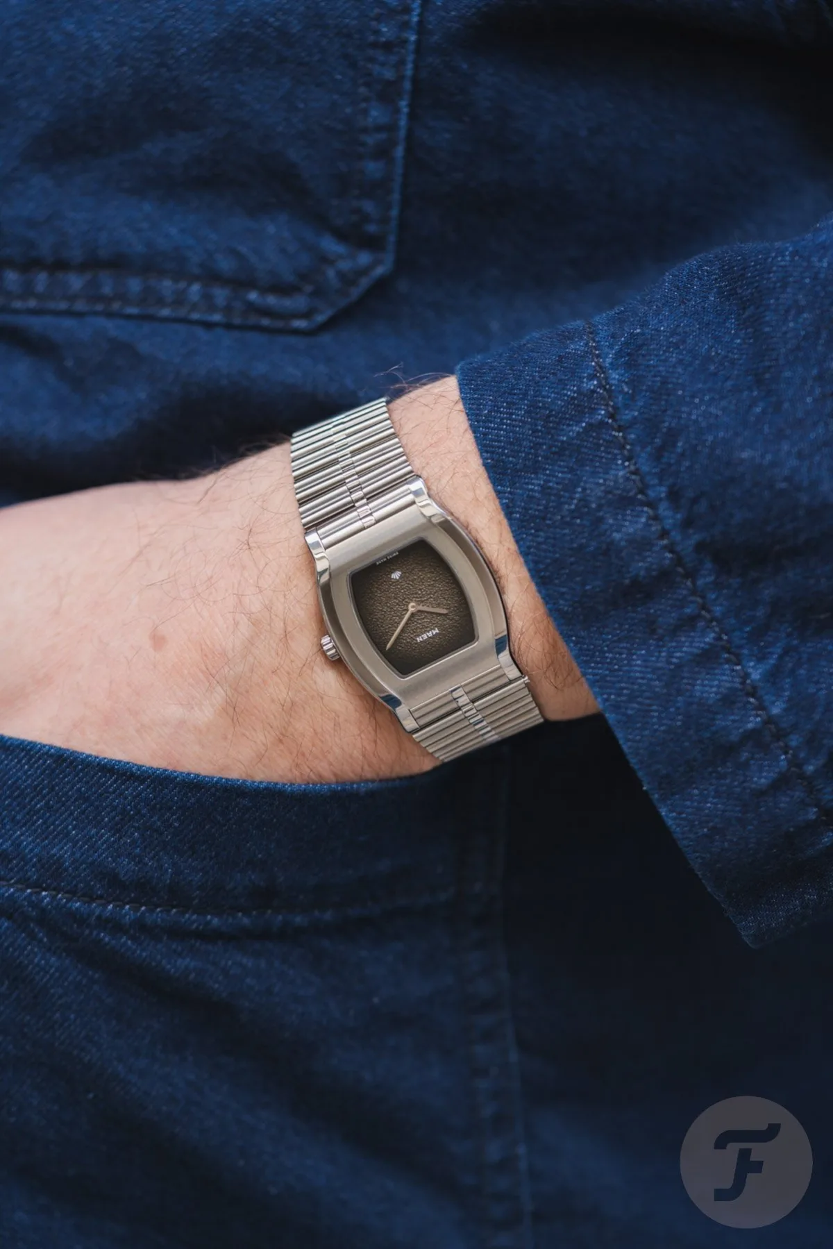 Crown and case back of Maen Grand Tonneau