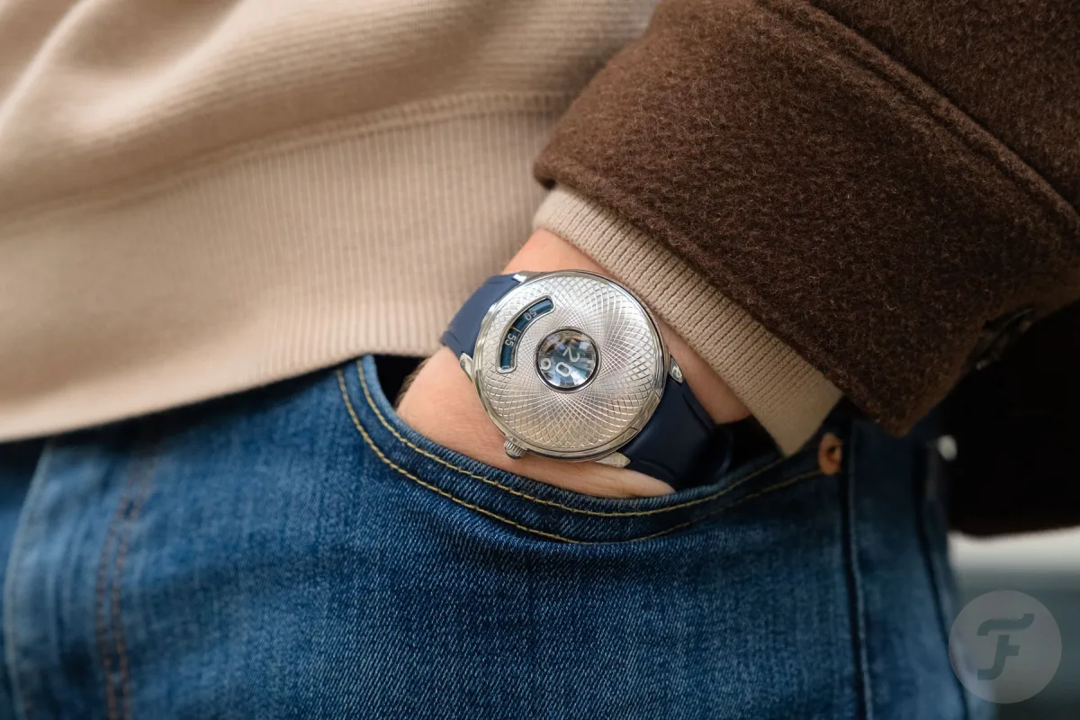 Czapek Time Jumper's case resembling a flying saucer