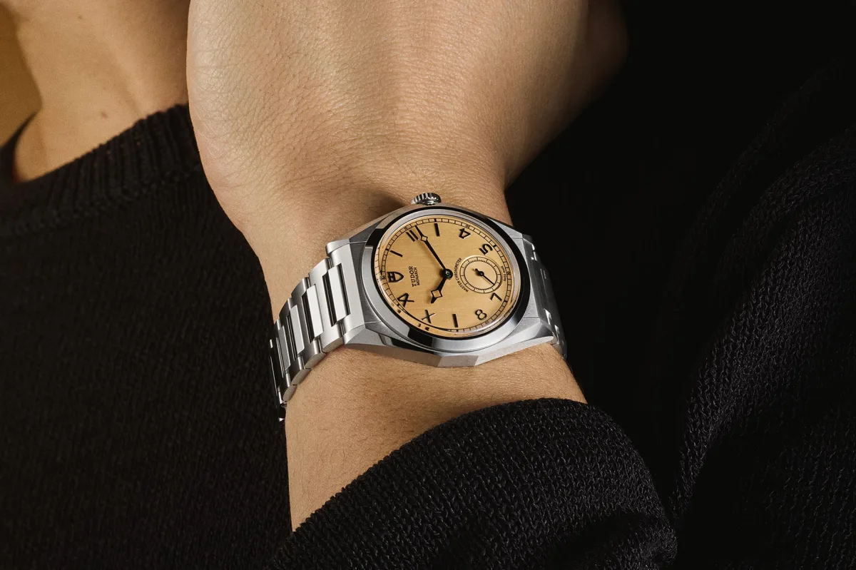 Close-up of Tudor Monarch with Snowflake hands